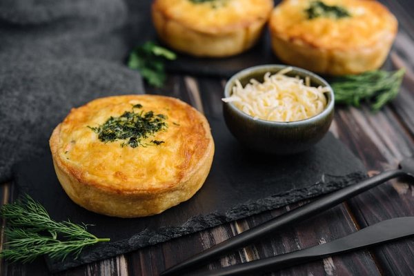 Comment réussir une quiche aux asperges et parmesan avec une pâte feuilletée croustillante ?