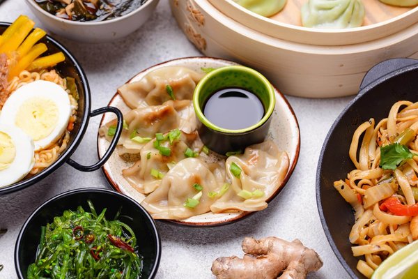 Quelle est la meilleure façon de cuisiner des brochettes de tofu mariné et légumes grillés ?